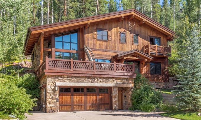 Intermountain Ski Chalet | MOUNTAIN MODERN LUXURY CHALET Hot tub, free bus, deck, 4 car parking & fire pit!
