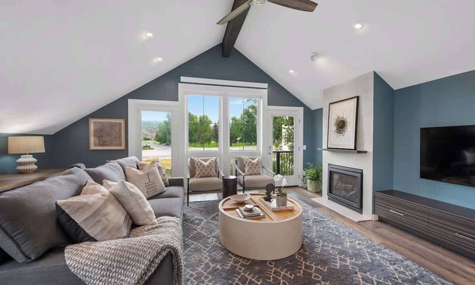 Victor House | Mountain Modern - Walk to everything!