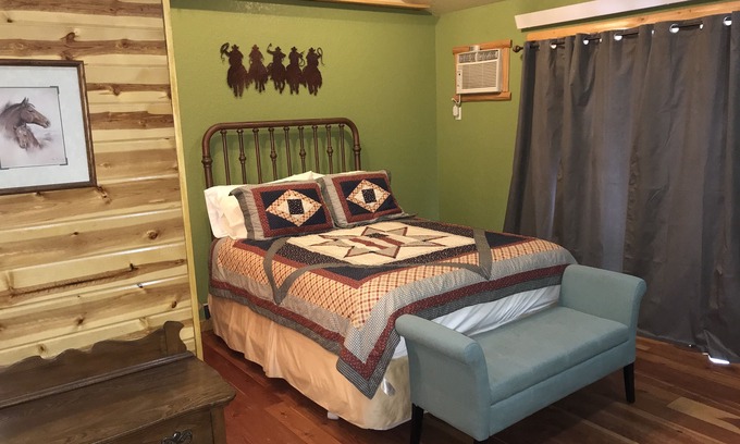 Hill City Cabin | Mountain Peaks Inn, GREEN MOUNTAIN SUITE, Downtown Hill City