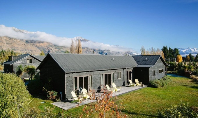 Wanaka Cabin | Mountain Range Lodge- Space, Privacy, Luxury.