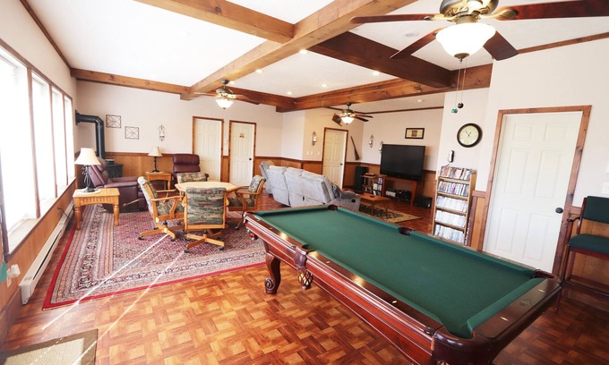Stanley Cabin | Mountain Retreat w/Great Views, LARGE HOT TUB, Great WIFI, Near Luray Caverns