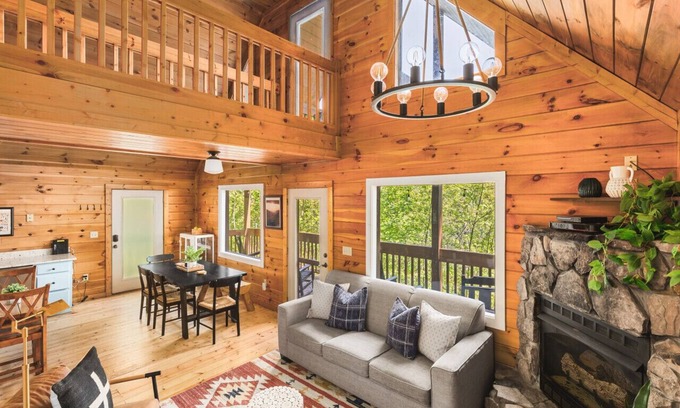 Gatlinburg - Pigeon Forge Cabin | Mountain Retreat with 3 Bedrooms + Hot Tub, Pool, Ping Pong & Views!