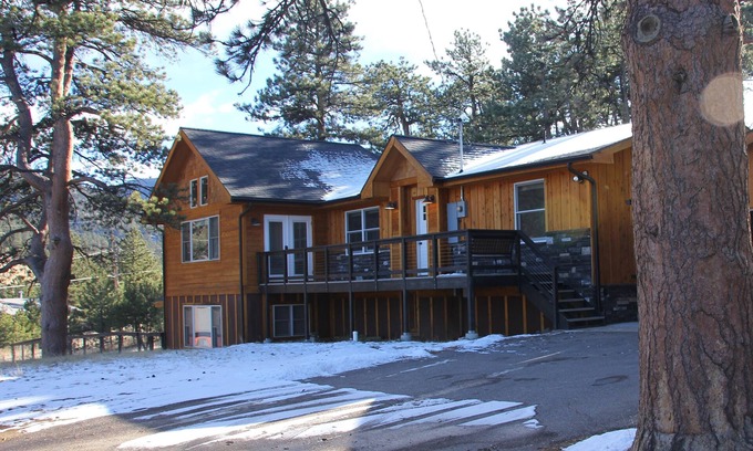 Carriage Hills House | Mountain Sunrise Cabin - HOT TUB, Wildlife, Serene - Near RMNP and Downtown