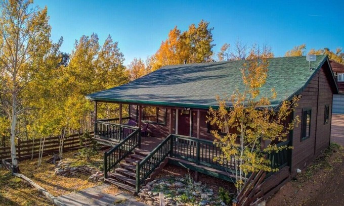 Cripple Creek Cabin | ★ Mountain Top Cabin ★ Surrounding Mtn + Aspen Vistas + Hot Tub + Game Room