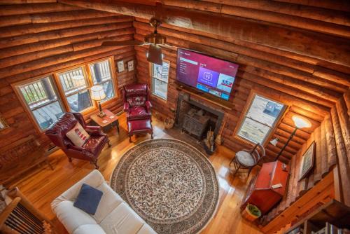 Lansing House | Mountain Top Cabin! Hot tub, Fireplace, Dog Friendly