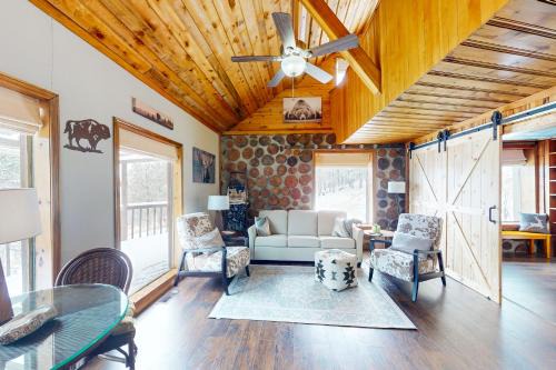 Custer House | Mountain-Top Haven