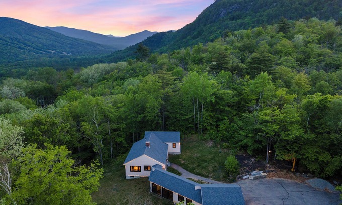 Bartlett House | Mountain Top Hideaway 10 Min to North Conway & 5 Min Saco River, pet friendly