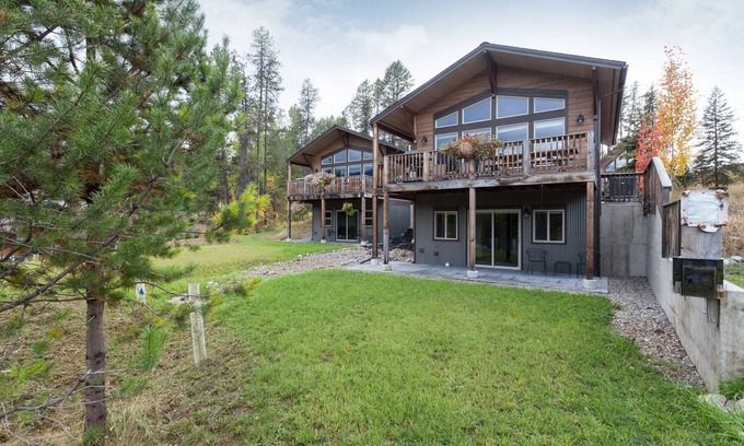 West Glacier Ski Chalet | Mountain view 3 bedroom chalet, just 5 minutes to Glacier National Park entrance