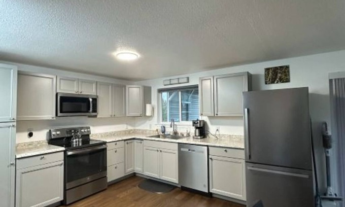 McKenna House | Mountain view 3-bedroom 2 bath house with WiFi in Rainier on 5 acres.