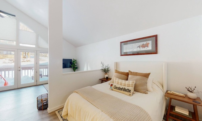 Crested Butte Condo | Mountain-view condo with hot tub - drive minutes to slopes & trails