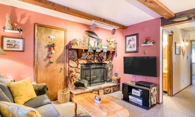 Angel Fire Condo | Mountain-view condo with a jetted tub, fireplace & W/D