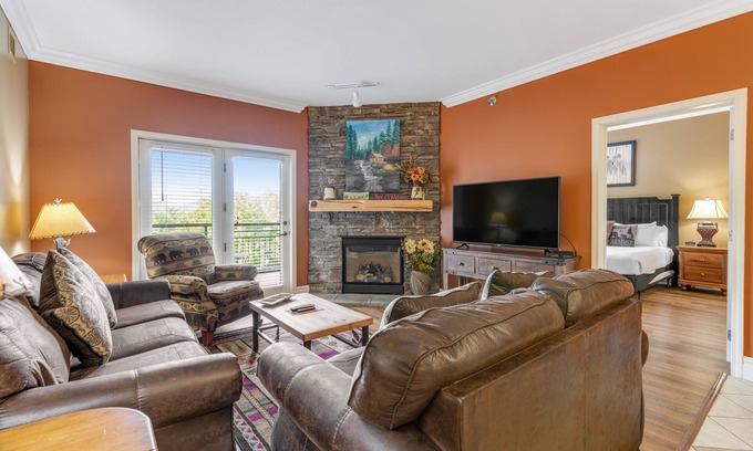 Gatlinburg Condo | Mountain view condo with pool/hot tub & free attraction tickets - walk downtown
