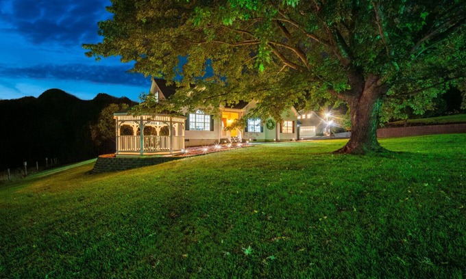 Sparta Apartment | Mountain View Getaway with Ravine 🏞️ Fire Pit 🔥 Hot Tub ✨ Sleeps 24