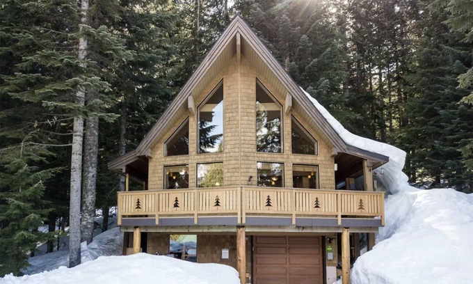 Hyak Cabin | MOUNTAIN VIEW Hot Tub Cabin Retreat!