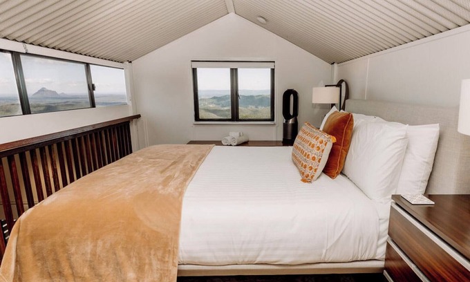 Wootha Cabin | "Mountain View Lodge Maleny"