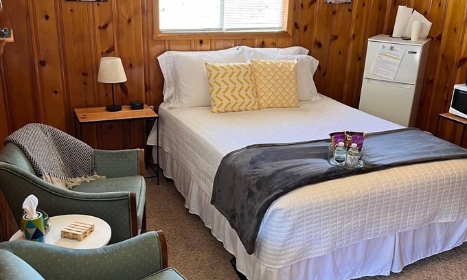 Red River Apartment | Mountain View Lodge Queen Single Room 4