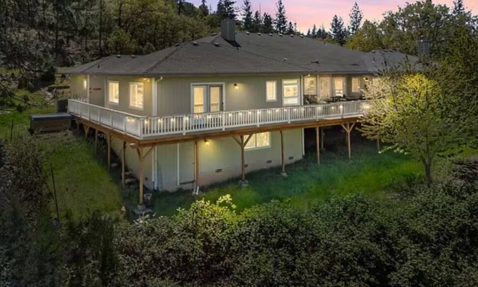 Grants Pass House | Mountain View on one level w hot tub,fire pit, w fishing kayaking minutes away