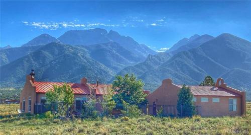 Baca Grande House | Mountain View Room & Bath
