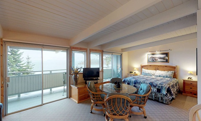 Polson Apartment | Mountain-view studio on Flathead Lake with jetted tub & swimming docks