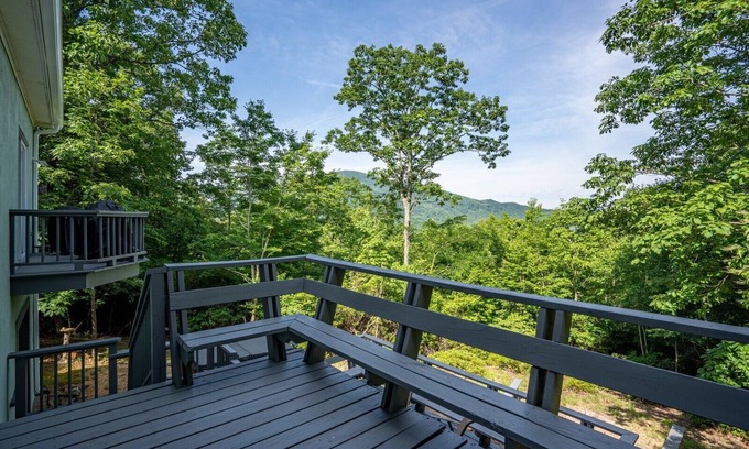 Sautee Nacoochee House | Mountain View, Hot tub, Sauna, Fire Pit, 7 Miles to Helen GA