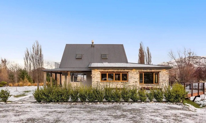 Dalefield House | Mountain View Villa - Rural Retreat (Hot Tub, Tennis, Petanque, Putting Green)