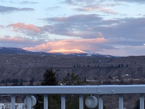 Okanagan-Similkameen Bed & Breakfast | Mountain View Villa with Saltwater Pool
