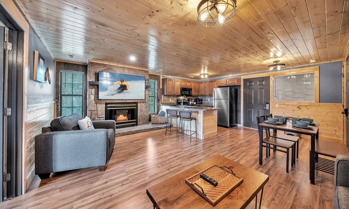 Caton Apartment | Mountain Views at Dolly's Castle 2
