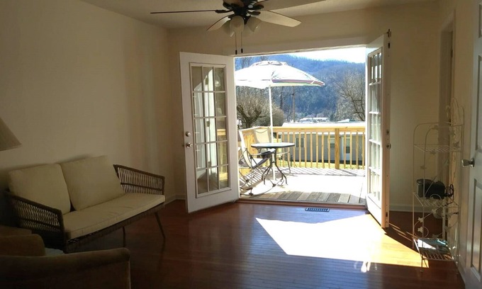 Damascus House | Mountain views! Clean and comfortable, walk to town.