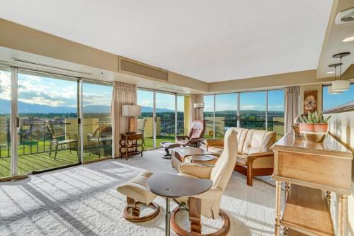 Southeast Colorado Springs Apartment | Mountain Views From L-Shaped Terrace