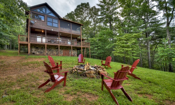 Blue Ridge Cabin | Mountain Views! Firepit! Hot Tub! Unwind, Unplug, Explore! Near the Toccoa River