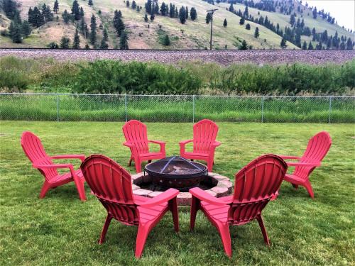 Heart of Missoula House | Mountain Views from the Hot Tub