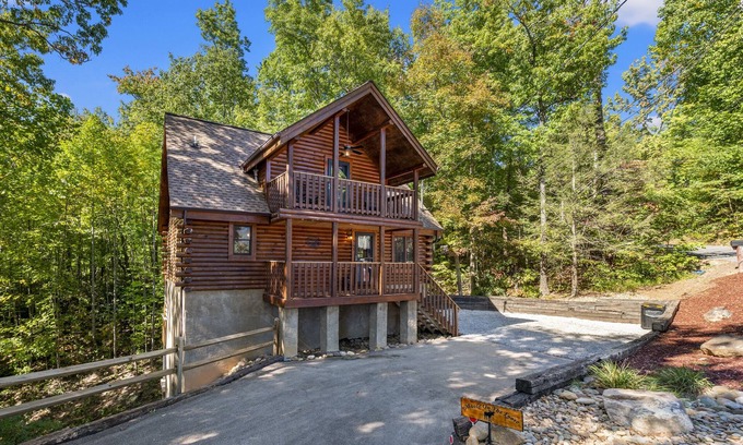 Gatlinburg - Pigeon Forge Cabin | Mountain Views | Hot Tub | Game Room | Theater | 2 Kings