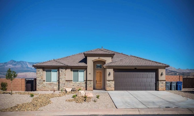 La Verkin House | Mountain Views Near Zion - Wifi - Self Checkin/Out - Outdoor Fire Pit & Grill