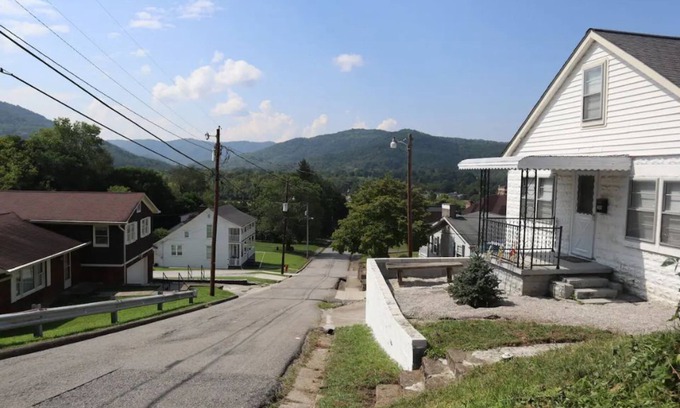 Jellico House | Mountain Views, Walking distance to State Park