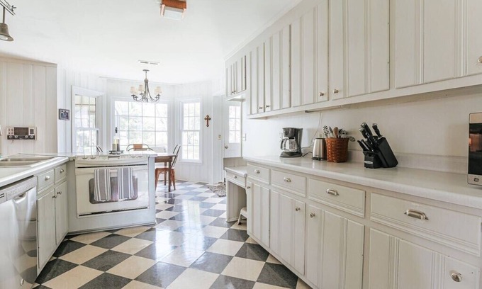Waynesboro House | Mountain Vista: Game Room + Views