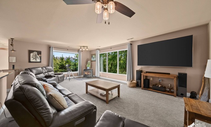 Fairview Apartment | Mountain Vista Penthouse Huge 2BR w/views+jet tub