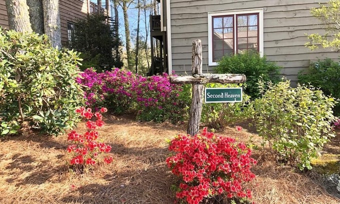 Cashiers Condo | Mountain walk-in level condo!