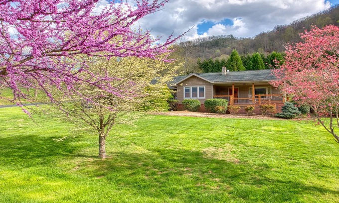 Maggie Valley House | Mountains, Hiking, Fishing & Fun Nearby