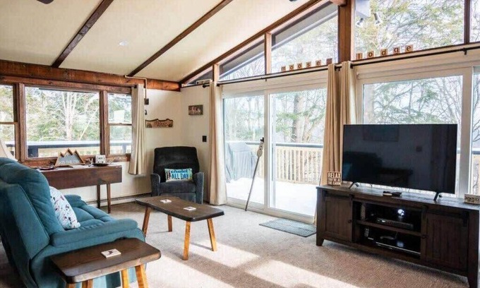Ludlow House | Mountainside 4-BR Lodge 2-min to Okemo Mountain