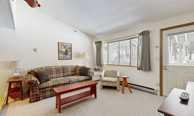 Sunday River Area Condo | Mountainside condo with ski-in/ski-out access, hot tub & heated pool