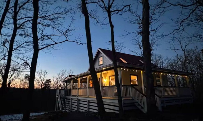 Kirby Cabin | Mountaintop 2-bedroom cabin with outdoor soaking tub, Starlink, firepit, hammock