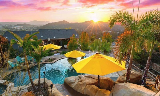 Lakeside House | Mountaintop Estate: Pool-Hot Tub-Theatre-Tiki Bar