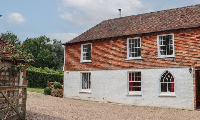 Wavehorne Cottage | MOUNTFIELD FARM COTTAGE, pet friendly, with open fire in Hamstreet
