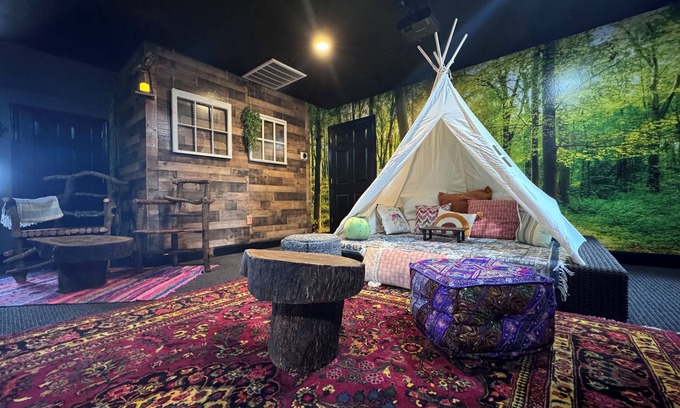 Lakeland Bed & Breakfast | Movie Night in the Enchanted Forest - Resort Style Pool, Theater & Game Room!