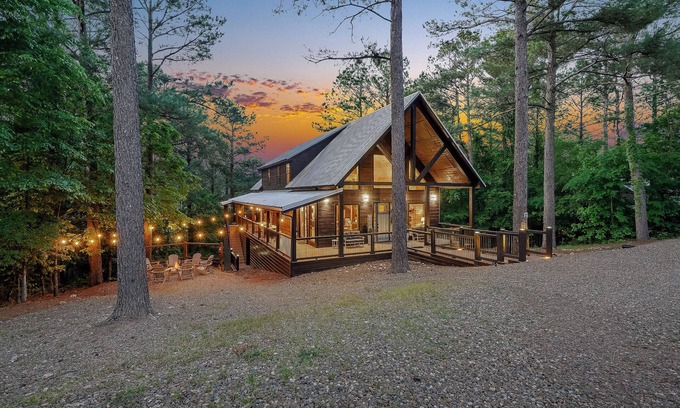 Broken Bow Cabin | Movie Room, HotTub, GameRm, FirePit, 2 Decks, Dogs