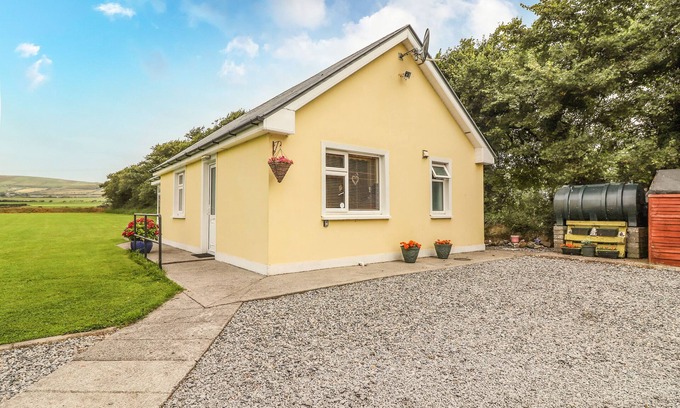 Banna Cottage | MOYBELLA LODGE, romantic, with a garden in Ballybunion, County Kerry