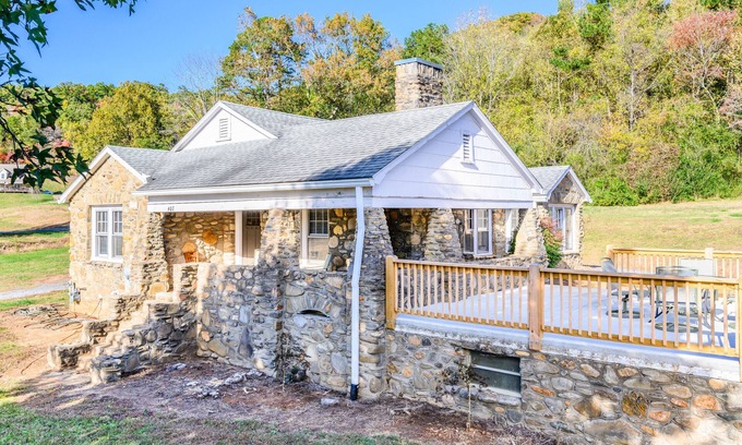 Swannanoa House | Mr. B's Cottage, 10 Minutes to Downtown Asheville!