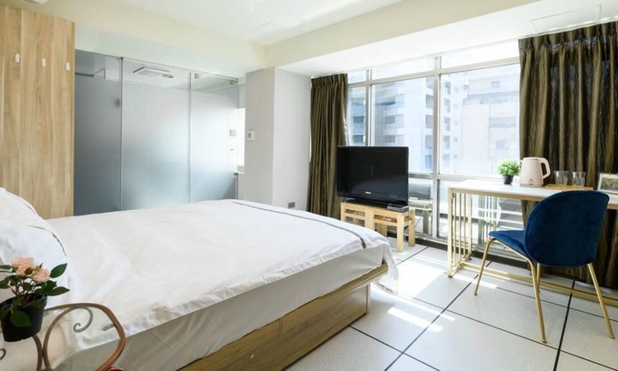 Zhongshan Apartment | 【MRT Premium Room with French Window】Monthly stay