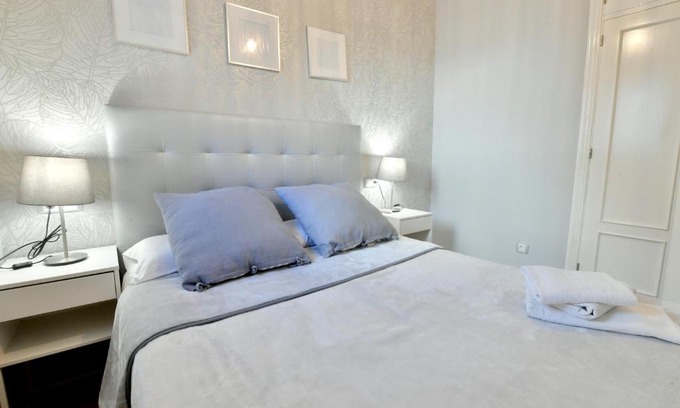 Huerta de Santa Teresa Apartment | MS4 Apartamentos Nervión para 3 personas