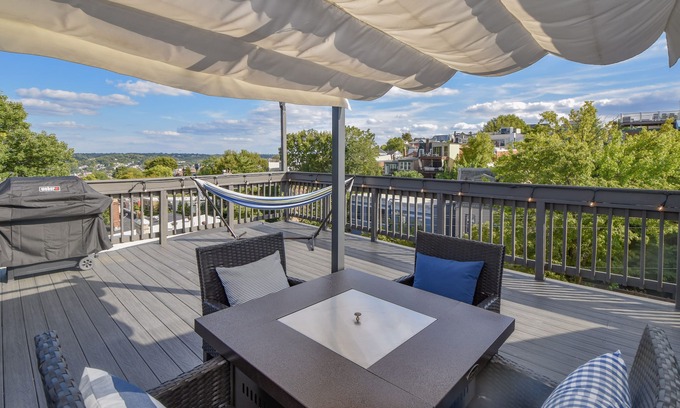 Mount Adams Apartment | Mt. Adams-Rooftop Deck-Mins to Dwntown-Pvt Parking